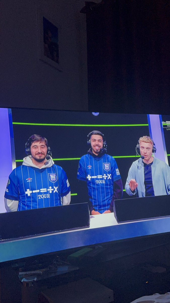 Good luck to my boy tomorrow as he tries to win the epremierleague. 

C’mon the tractor boys 💙