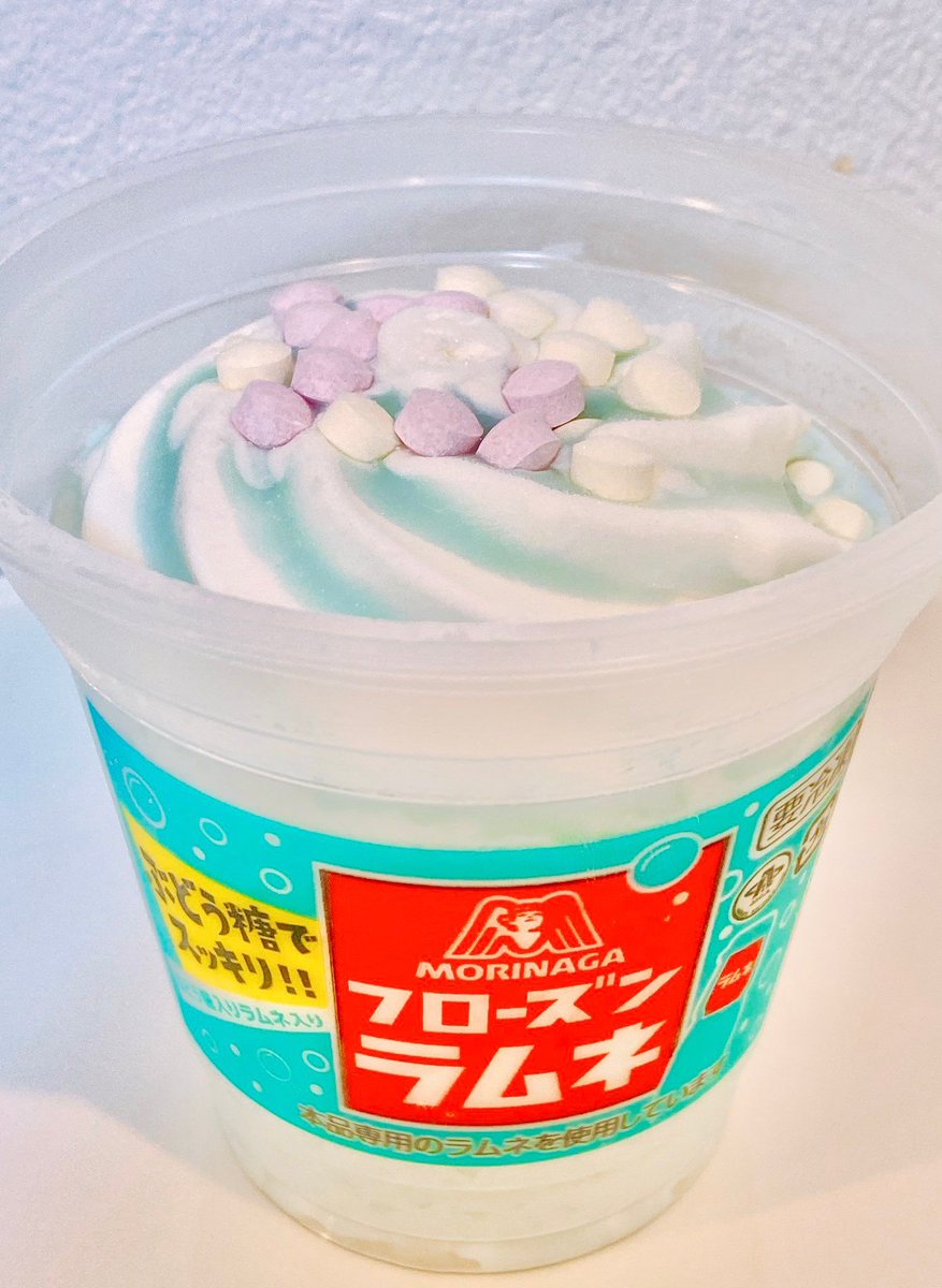 sweetroad5's tweet photo. ３月２４日より全国で、ラムネ、ラムネ風味チョコチップ、ラムネ味みぞれ、バニラアイス、ラムネ味ソースを合わせたラムネ尽くしのパフェアイス「フローズンラムネ」がリニューアル発売されます✨
#PR https://t.co/BIFYOm4B4l