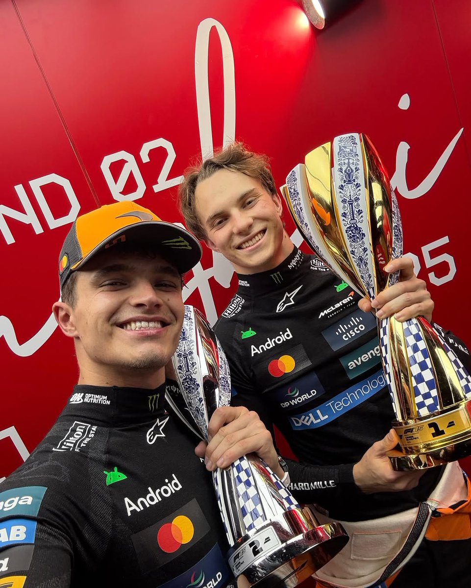 The best selfie you'll see all weekend. 

🤳 IG: lando

#McLaren | #ChineseGP 🇨🇳