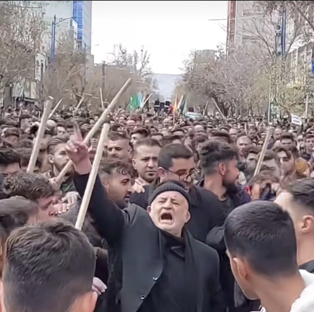 بنده به عنوان یک تُرک عرض میکنم که متاسفانه پرستیدن اعراب(امامان شیعه) در بین تُرک‌ها غلظت بالایی دارد و ما تُرک‌ها در بسط و قوام شیعه‌گری که هژمونی ج.ا است مقصرترین قوم ایران هستیم.
اینکه دستگاه اطلاعاتی ج.ا پشت ماجراست صحیح است ولی اینکه تُرک‌ها به سادگی بازیچه و آلت دست ⬇️