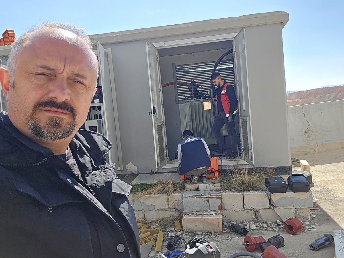 mrtprojemuh's tweet photo. MRT Proje trafo bakımı, topraklama ölçümü ve yüksek gerilim işletme sorumluluğu gibi kritik hizmetlerde, işini bir sanatçının titizliği ile her adımda kalite, güven ve estetik dokunuşunu ortaya koyarak, müşterilerilerinin güvenliği ve memnuniyetini sağlamak için çalışır. https://t.co/b5Ny0ZMnb6