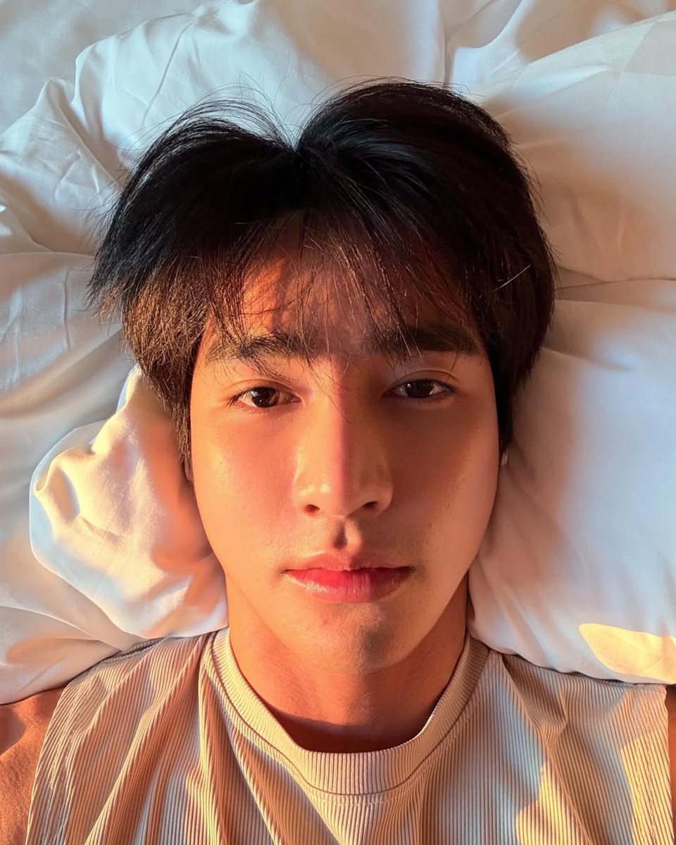 akuneeya's tweet photo. dictionary definition of handsome : @Earth_Pirapat 

#EarthPirapat https://t.co/tIRXBeD1Ji