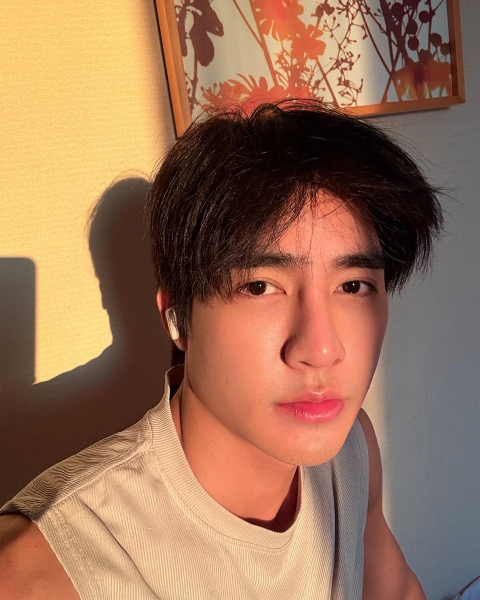 akuneeya's tweet photo. dictionary definition of handsome : @Earth_Pirapat 

#EarthPirapat https://t.co/tIRXBeD1Ji