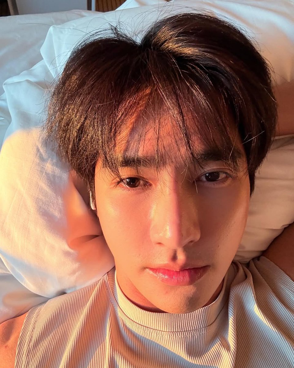 akuneeya's tweet photo. dictionary definition of handsome : @Earth_Pirapat 

#EarthPirapat https://t.co/tIRXBeD1Ji