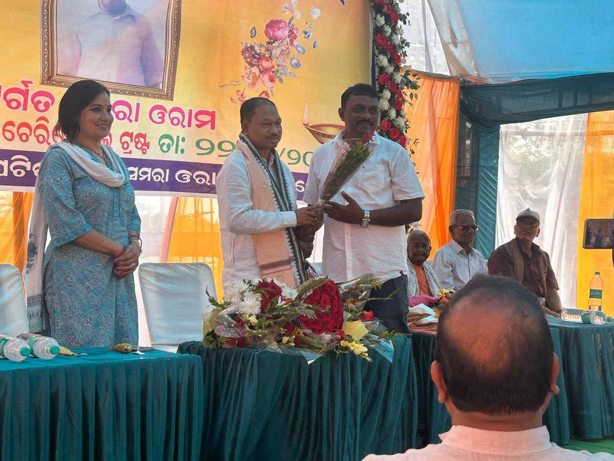 BhabaniSBhoi's tweet photo. ବଣେଇ ,କେନ୍ଦୁଡିହି ର ସମରା ଓରାମ ଚାରିଟେବୁଲୁ ଟ୍ରଷ୍ଟ ଆନୁକୂଲ୍ୟରେ ଆୟୋଜିତ ସ୍ଵର୍ଗତ ସମରା ଓରାମଙ୍କ ପ୍ରତିମୂର୍ତ୍ତି ଉନ୍ମୋଚିତ କାର୍ଯ୍ୟକ୍ରମରେ ଯୋଗଦେଇଥିଲି ।
ସେଠାରେ ଆୟୋଜିତ ସ୍ମୃତି ଚାରଣ ସଭାରେ ଉପସ୍ଥିତ ରହି ସ୍ଵର୍ଗତ ସମରା ଓରାମଙ୍କ ଅବଦାନ ଏବଂ ସଂଘର୍ଷମୟ ଜୀବନକୁ ସ୍ମରଣ କରିଥିଲି ।
#bonei #statue https://t.co/K2vbc1g5ku