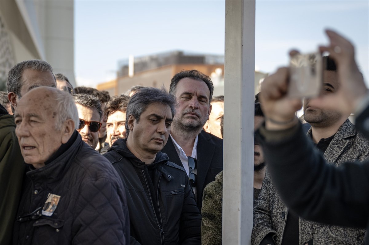 Hayatını tamamen değiştiren adama, belki de son kez… Derin bir saygı, tarifsiz bir veda.

#OsmanSınav