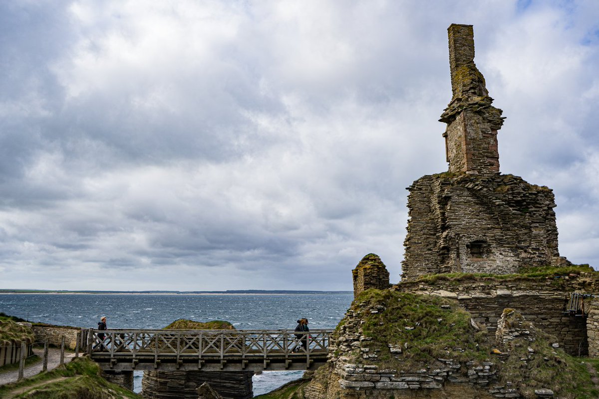 Breathtaking views await around every bend on the #NC500, but the real magic unfolds when you step out of the car and immerse yourself in exploration. 🚘✨

📸📍Castle Sinclair Girnigoe