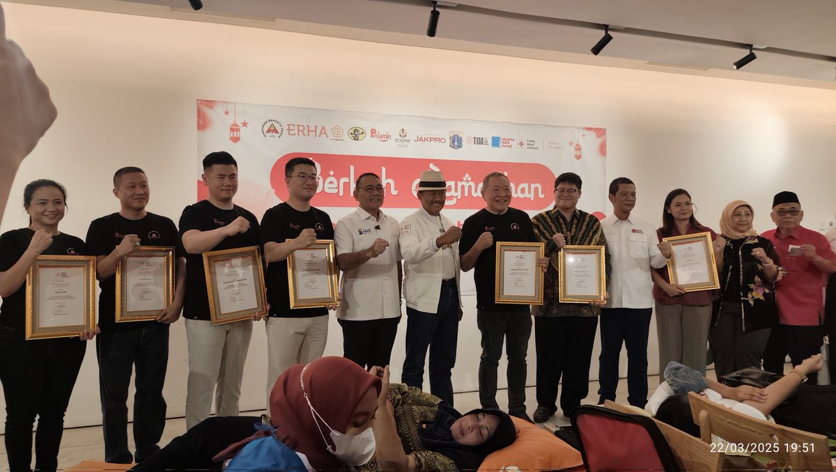 pmijakpus's tweet photo. PMi Kota Jakarta Pusat berikan penghargaan kepada sponsor yang membantu penyelenggaraan donor darah berkah Ramadhan yang berlangsung dari tanggal 19 - 23 Maret 2025 di Taman Ismail Marzuki Jakarta. https://t.co/CFs6ZlWrVy