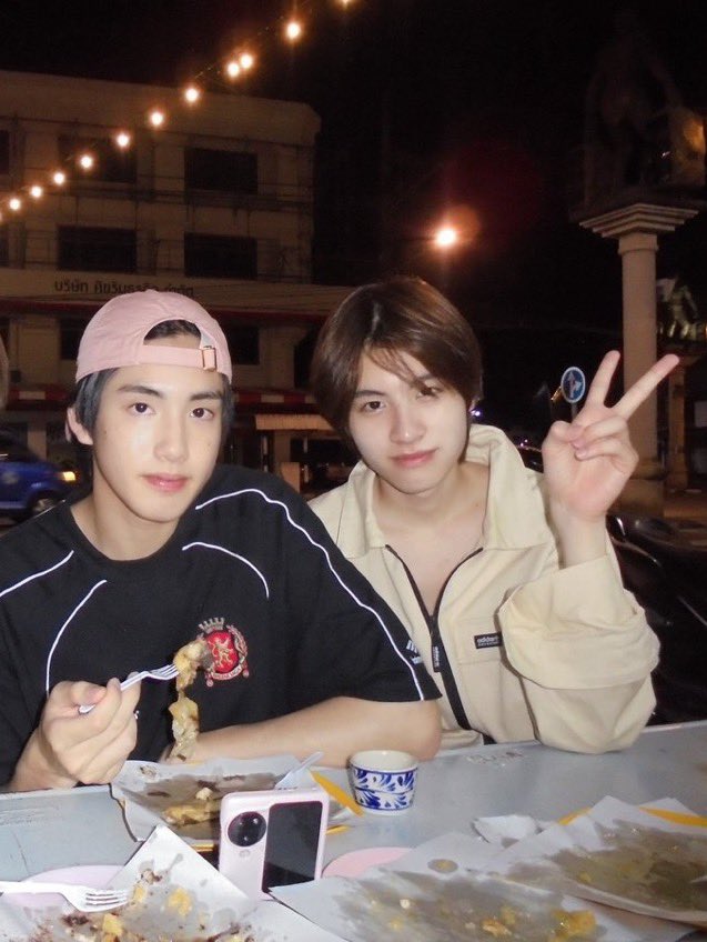 m_moonnnn's tweet photo. อันนี้สงสัย? ทำไมพี่มาร์คถึงไปเเท็กตรงเอเอน้อออ https://t.co/DWOPEIK1MG