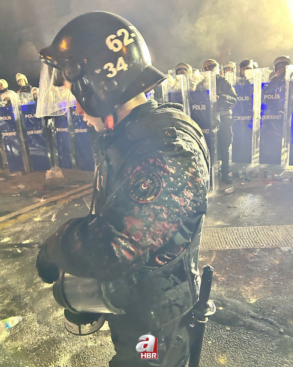 KaviSelma's tweet photo. Polise asit atan şahıs vatan hainidir, ülkesine ihanet etmiştir!

Devlet elbet bunların hesabını soracak sizden..

#PolisiminYanındayım
#DevletiminYanındayım 

Tutuklayacaklar #tutuklandı
#çağlayan Şevket Çoruh Kuzey Kore
#TaksimMeydanı https://t.co/KxzcUmHFSl
