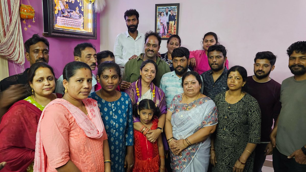 drnagalakshmi_c's tweet photo. ಅತ್ತಿಗುಪ್ಪೆ ಶ್ರೀ ನರಸಿಂಹ ಸ್ವಾಮಿ ರಥೋತ್ಸವದಲ್ಲಿ ಪಾಲ್ಗೊಂಡು, ಸ್ವಾಮಿಯ ದರ್ಶನ ಪಡೆದೆ.
#drnagalakshmi #inckarnataka #kannadigaru #kannada #womencommission #mahilacongress #mahilaayoga #Atthiguppe #narasimhaswamy #templevisit #worship #devineblessings #blessing https://t.co/7TJdcuSC0f