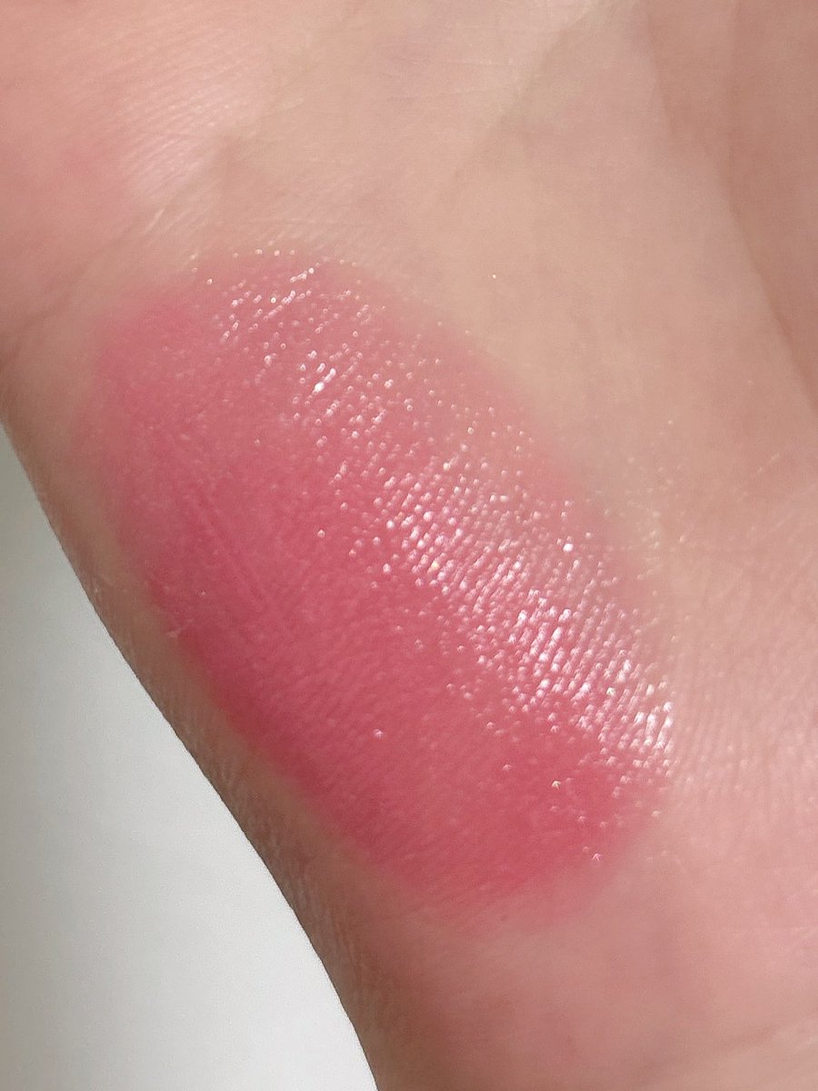 mimi_2985_'s tweet photo. ずっと気になってたTIRTIRのミニリップ🫶🏻迷いに迷って28番を買ったんだけどこれ衝撃だった
塗りたてはTHEうさぎ舌リップで春カラーの白みピンク（3枚目）なのにしばらく時間が経つとキラッキラのラメが浮かび上がってきて可愛いすぎる😭💞4枚目がティッシュオフした後でラメもしっかり残っててすごい🥲 https://t.co/tCA2fOzQkT