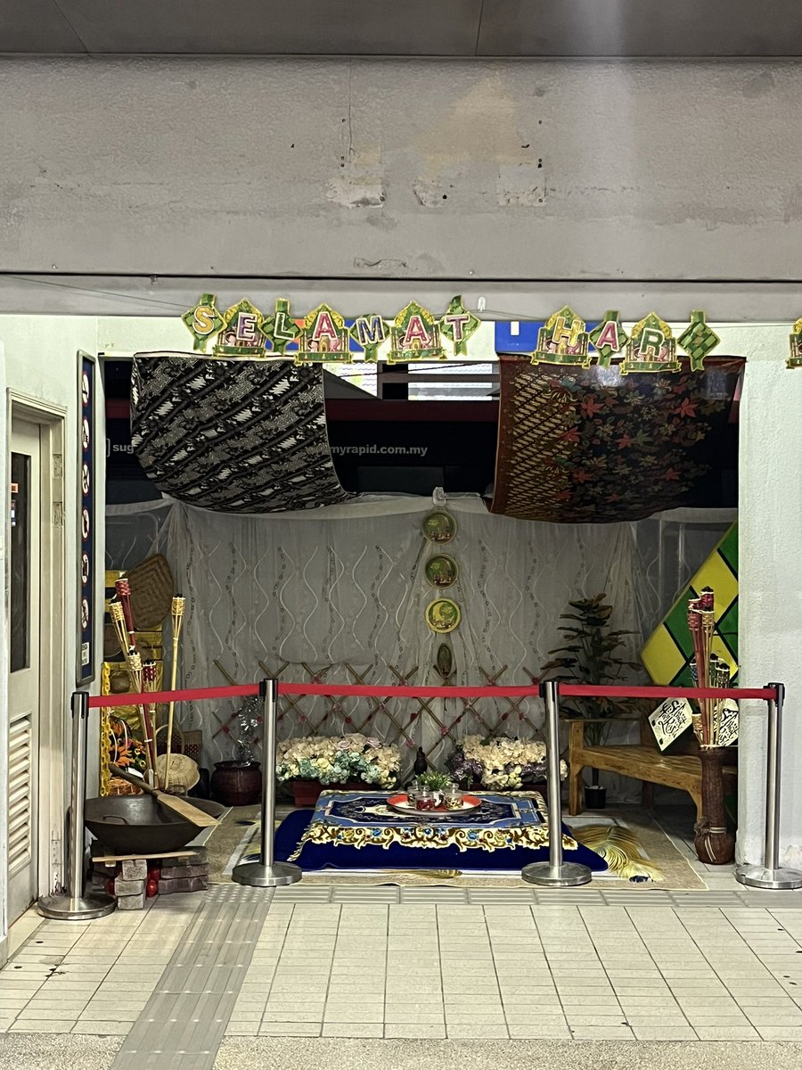 callmefye's tweet photo. LRT Ampang. Mcm tempat pemujaan. https://t.co/ADV1YE3dDn