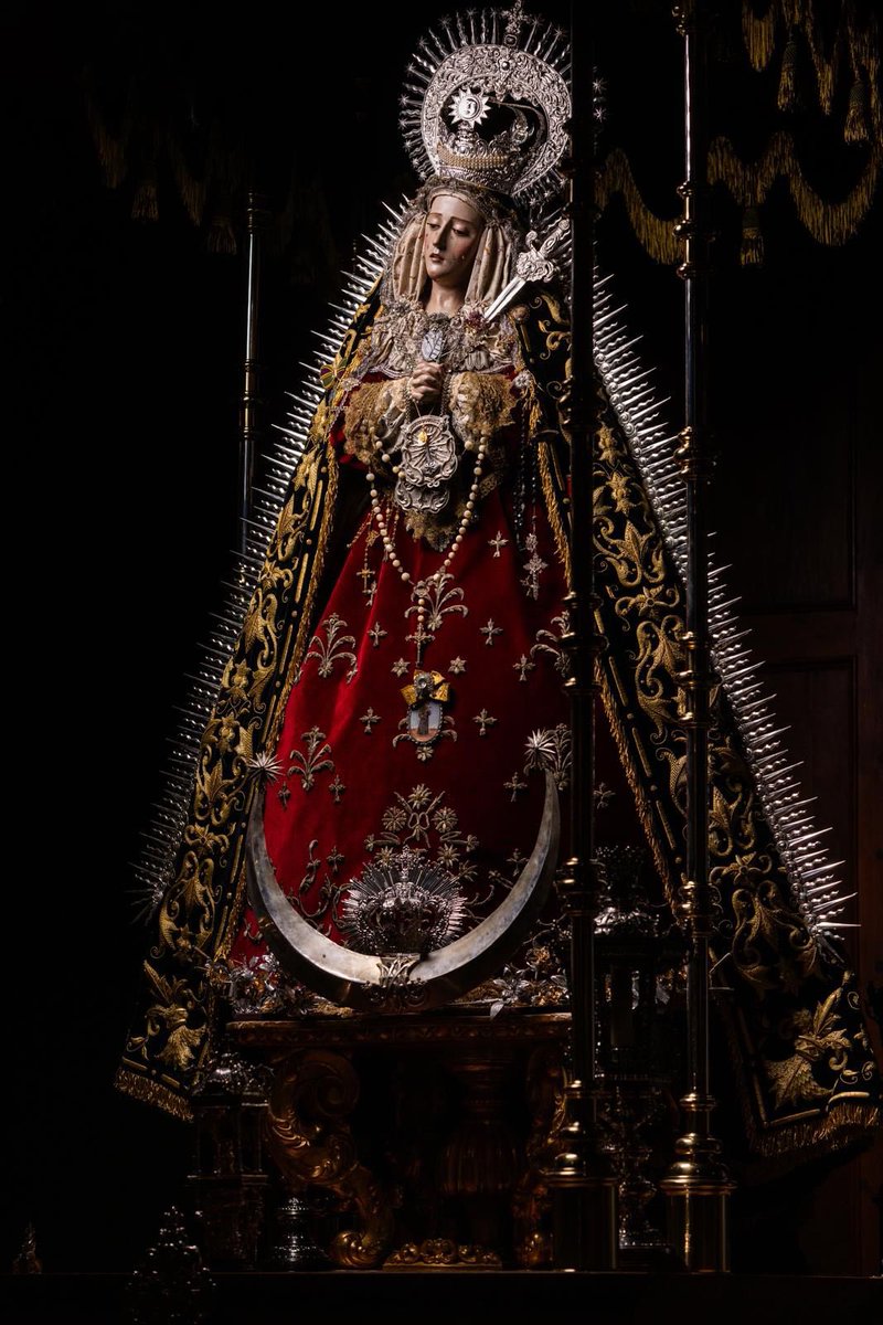 CarmenDoloroso's tweet photo. La imagen de Nuestra Señora del Carmen Doloroso ataviada para su procesión.
Para la ocasión estrena una saya realizada a partir de un paño otomano del S.XIX y un encaje de punto de Inglaterra, donado por un grupo de hermanos.
🪡Francisco Navarro
📸@LMFotosCofrades 
#CofradíasMLG https://t.co/2ZGBGruJ9d