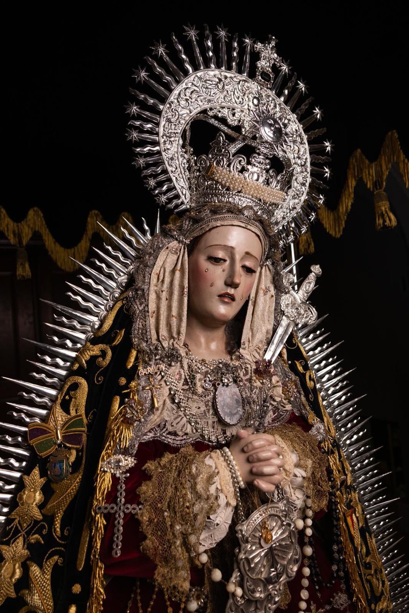 CarmenDoloroso's tweet photo. La imagen de Nuestra Señora del Carmen Doloroso ataviada para su procesión.
Para la ocasión estrena una saya realizada a partir de un paño otomano del S.XIX y un encaje de punto de Inglaterra, donado por un grupo de hermanos.
🪡Francisco Navarro
📸@LMFotosCofrades 
#CofradíasMLG https://t.co/2ZGBGruJ9d