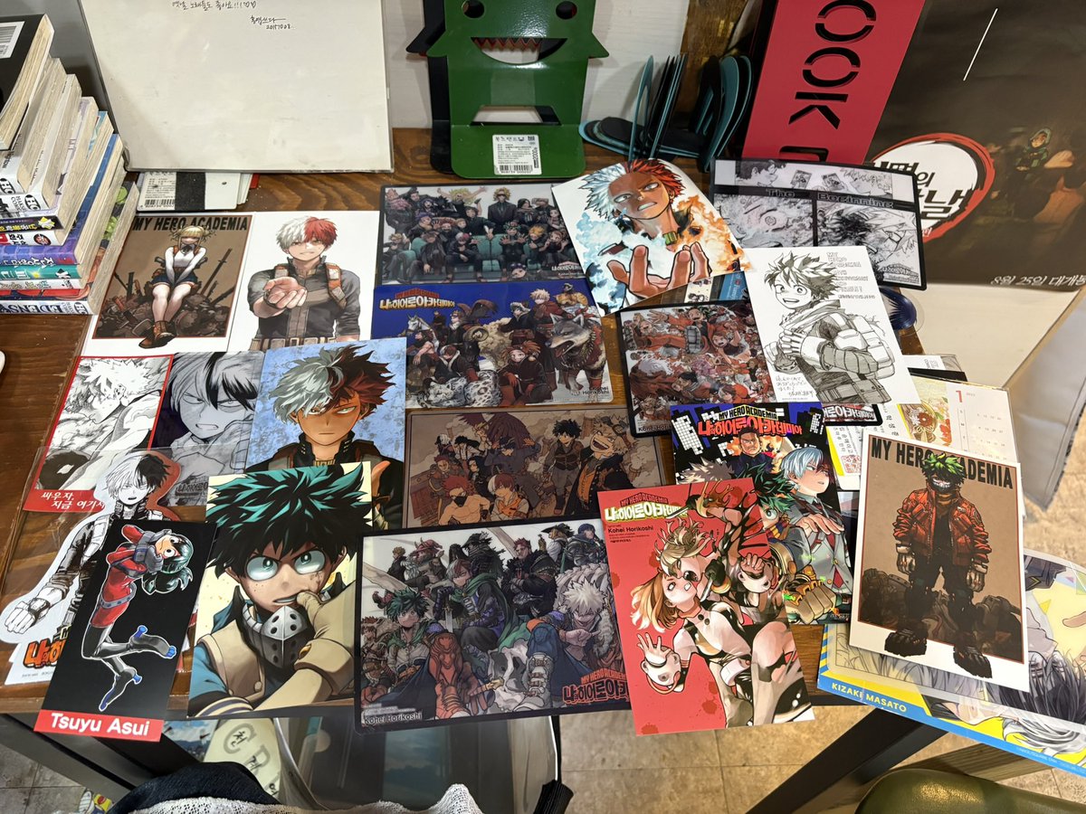 dinggool2015's tweet image. 홍대 만화카페 딩굴딩굴에서 
#rt + #follow 해주신 분 중 추첨을 통해 ☆5분☆께 그동안 모아온 만화책 초판 특전으로 나눔 이벤트 진행합니다 ❤️‍🔥

사카모토데이즈, 괴수8호, 주술회전, 문스독, 블루록, 윈드브레이커, 원피스, 새디스틱 뷰티 등 있습니다! 

타래로 계속 . . .