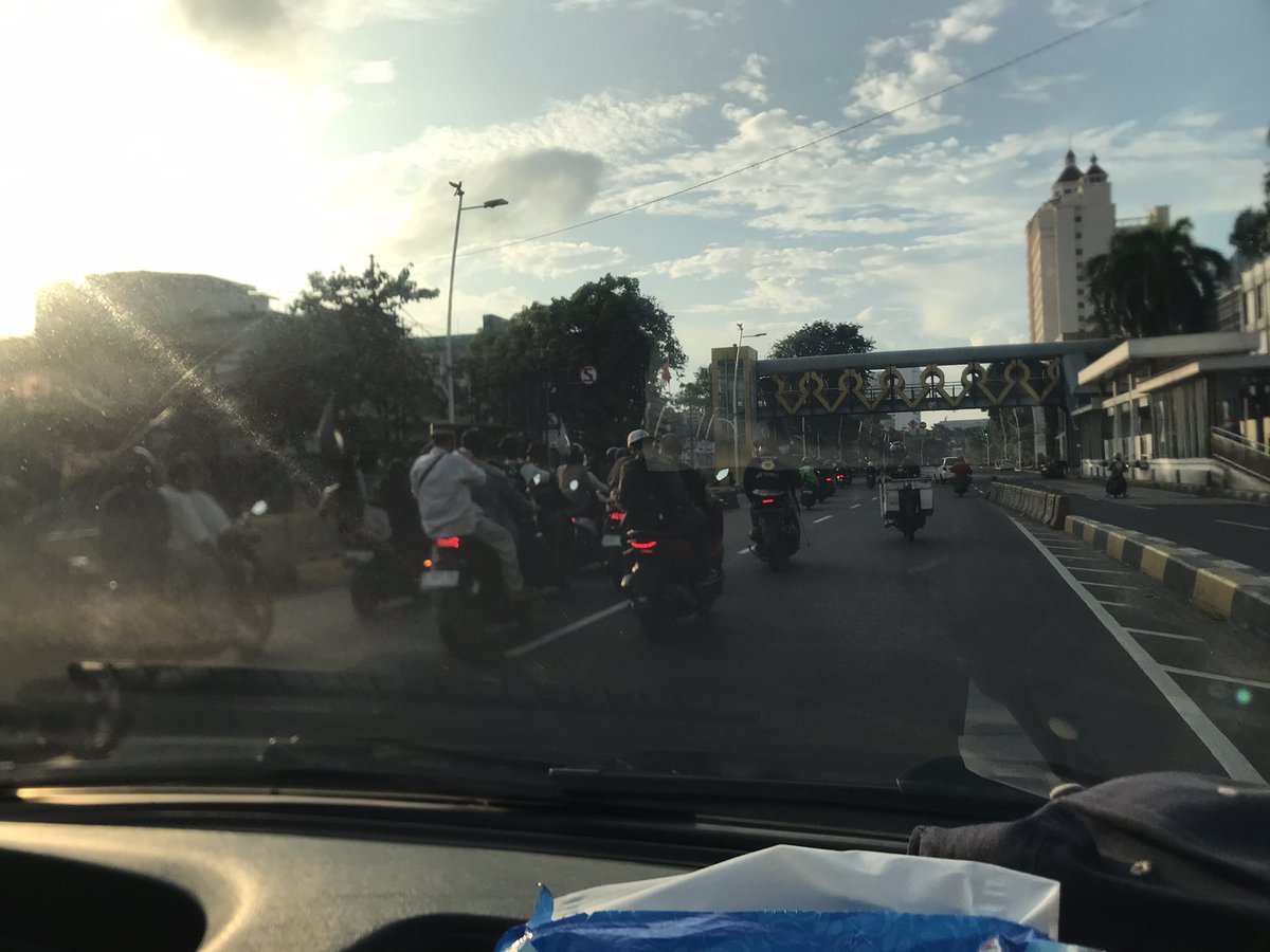 swibowo's tweet photo. @TMCPoldaMetro @RadioElshinta barusan di underpass senen menuju arah lapangan banteng. Anak2 rusuh ngga pakai helm nembak petasan ke pengendara lain. Pakai jaket tulisan Kansas. https://t.co/KTL9iO4n2B