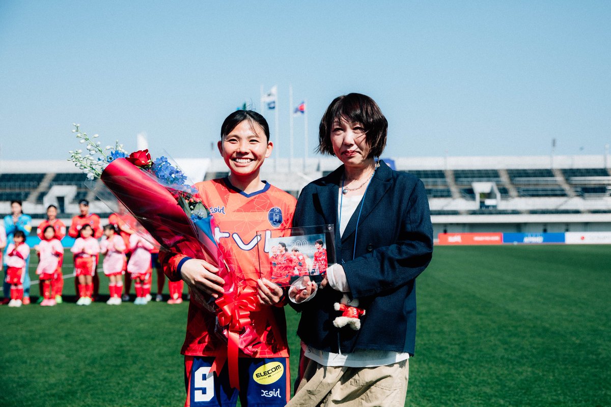 nojimastella's tweet photo. 💐

昨日の試合前には #南野亜里沙 選手の通算200試合出場達成記念セレモニーを実施！

花束贈呈には徳島からお母さまが駆けつけて下さいました☺️💐💐
試合後には、サポーターの皆さんからのお祝いも🙇💭

南野選手、改めておめでとうございます！！！

#ノジマステラ
@a373x https://t.co/41tilyxiSk