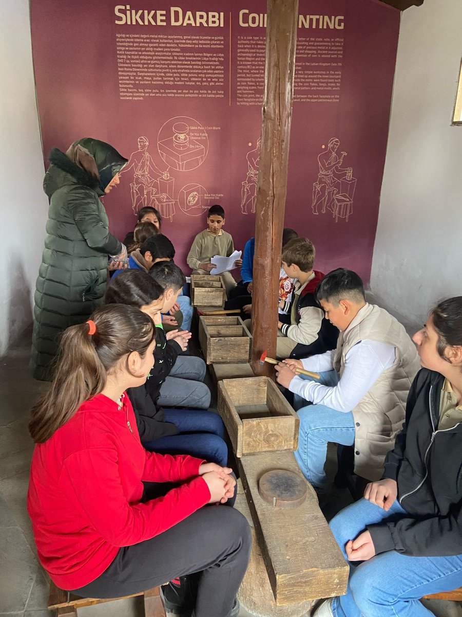 elif287's tweet photo. BİGEP projemizin 6. Etkinliğini gerçekleştirdik. Öğrencilerimiz sikke darbını öğrendi, arkeologla birlikte mesleki bilgiler edindi. Müzeyi gezdiler. @hasansildak @sanliurfammem63 @ASultanoglu63 @mserkansahin @HaliliyeMem @Mvural63 @bigepurfa https://t.co/NBgViey1Ni