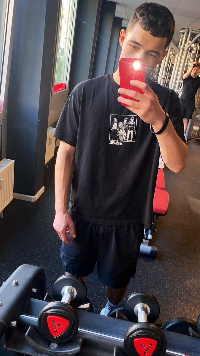 Gym session done 💪🔥 Jetzt seid ihr dran – wie würdet ihr mein Look von 1-10 bewerten? Seid ehrlich! 😏 #RateMyLook #GymSelfie #Fitness