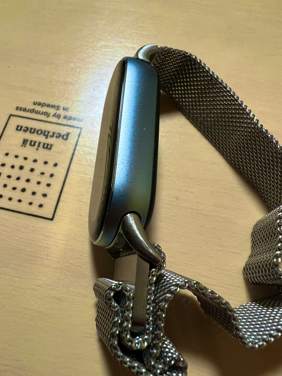 シャオミスマートウォッチ来ました！

ミラネーゼバンドはジンコレの物です。

フレームはアルミなので高級感有ります
裏面はプラなので耐久性に不安有り。

しかし5600円位の物ですので気にせずガンガン使えます😊

アップルウォッチの時はコレの10倍の価格でしたので💦