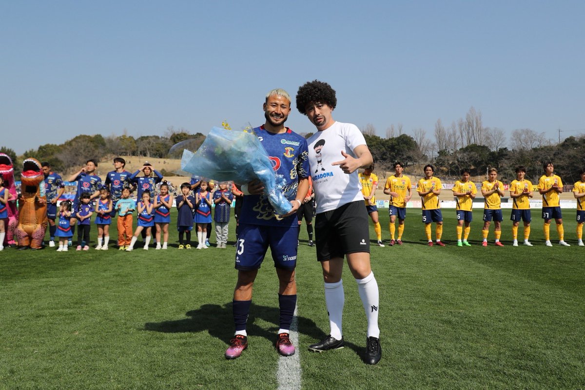 naraclub_info's tweet photo. #都並優太 選手、Jリーグ通算100試合出場達成セレモニーを実施💐

都並選手ご友人の #ナラドーナ さんがお祝いに駆けつけてくださりました🇦🇷

おめでとうございます！㊗️

#奈良クラブ https://t.co/6YF6xv2lEu