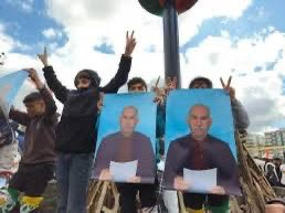 Türk milletine gösteri yasağı uygulayarak vatandaşların protesto hakkını engelleyen İçişleri Bakanlığı’nın DEM Parti’ye izin verdiği sözde Nevruz kutlamalarından kareler: