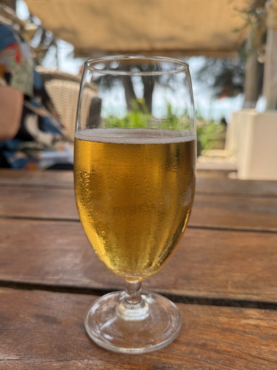 บางที… ชีวิตก็ต้องการแค่นี้แหละ🍻 #พัทยาตอนนี้