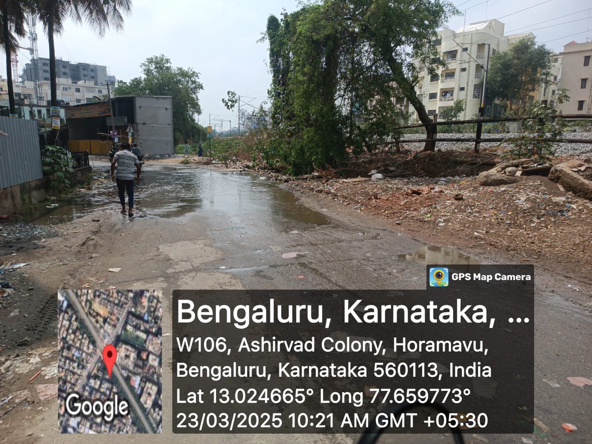 SvKrish48803477's tweet photo. This is a repeated issue near #Horamavu Rly bridge.The #BBMP team says Rly officials will put it in case if they touch the drainage.. Not sure who is responsible to provide the permanent fix.  BBMP latest complaint#20696457 https://t.co/h2MGk0yEja