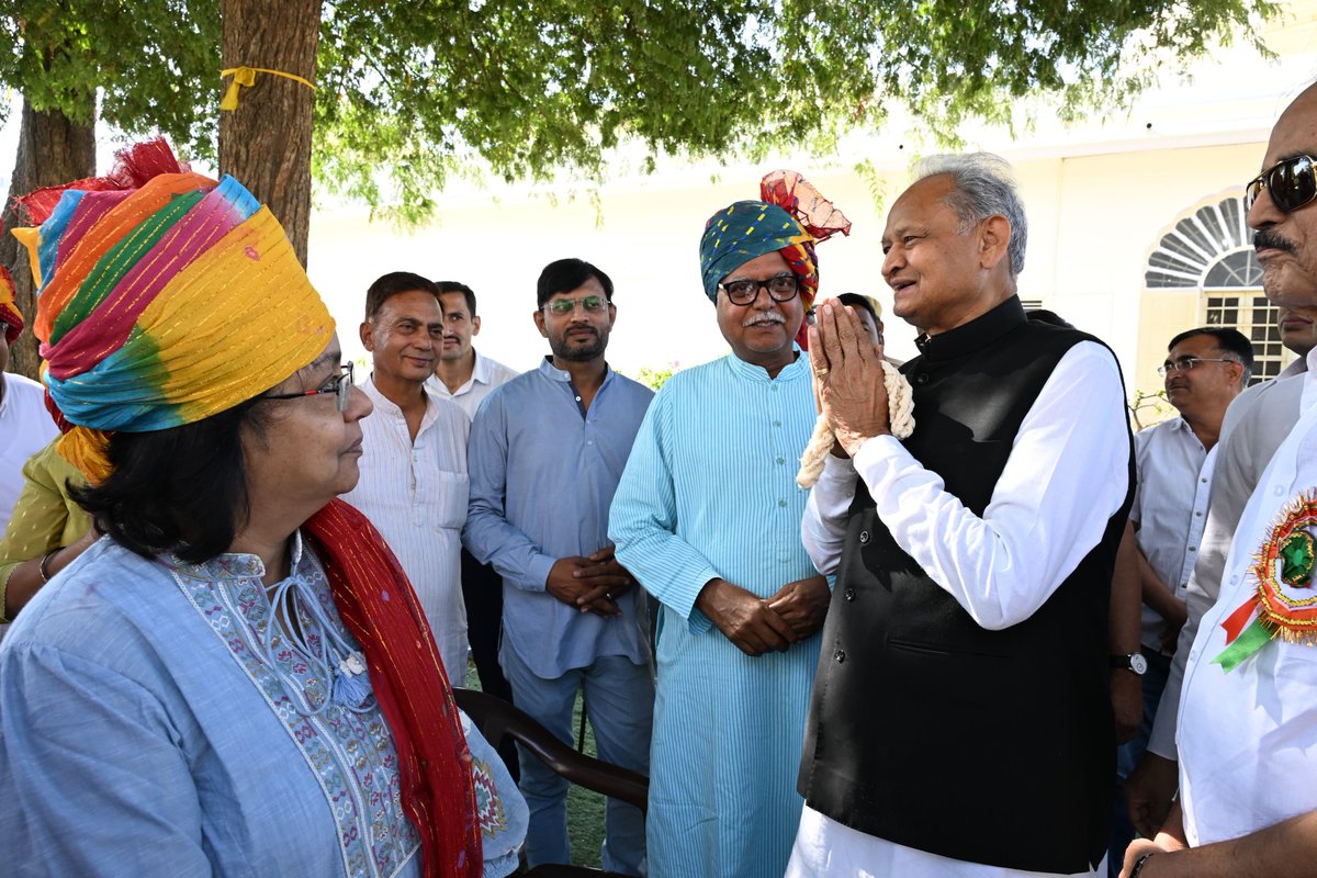ashokgehlot51's tweet photo. आज तोतुका भवन, जयपुर में शहीद दिवस पर 1857 से 1947 के बीच शहीद हुए क्रांतिकारियों के परिजनों से मुलाकात का सौभाग्य प्राप्त हुआ। https://t.co/0FbFWEXR2D