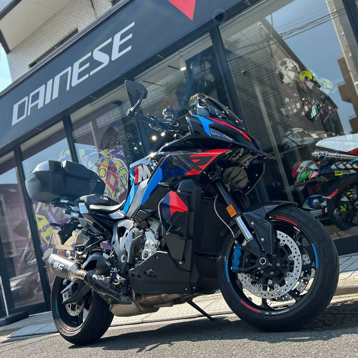 DSetagaya's tweet image. Brilliant #DaineseCrew &amp;amp; #AGVRider !!!

ShiftCamテクノロジーを採用したBMW M1000XRに、フルカーボンシステムヘルメットSPORTMODULARを組み合わせたカジュアルレザーコーディネートがExcellent!!

ご納車されたばかりでのご来店ありがとうございます🎉🎉

#ダイネーゼは2年保証
#M1000XR