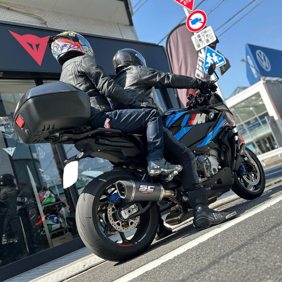 DSetagaya's tweet image. Brilliant #DaineseCrew &amp;amp; #AGVRider !!!

ShiftCamテクノロジーを採用したBMW M1000XRに、フルカーボンシステムヘルメットSPORTMODULARを組み合わせたカジュアルレザーコーディネートがExcellent!!

ご納車されたばかりでのご来店ありがとうございます🎉🎉

#ダイネーゼは2年保証
#M1000XR