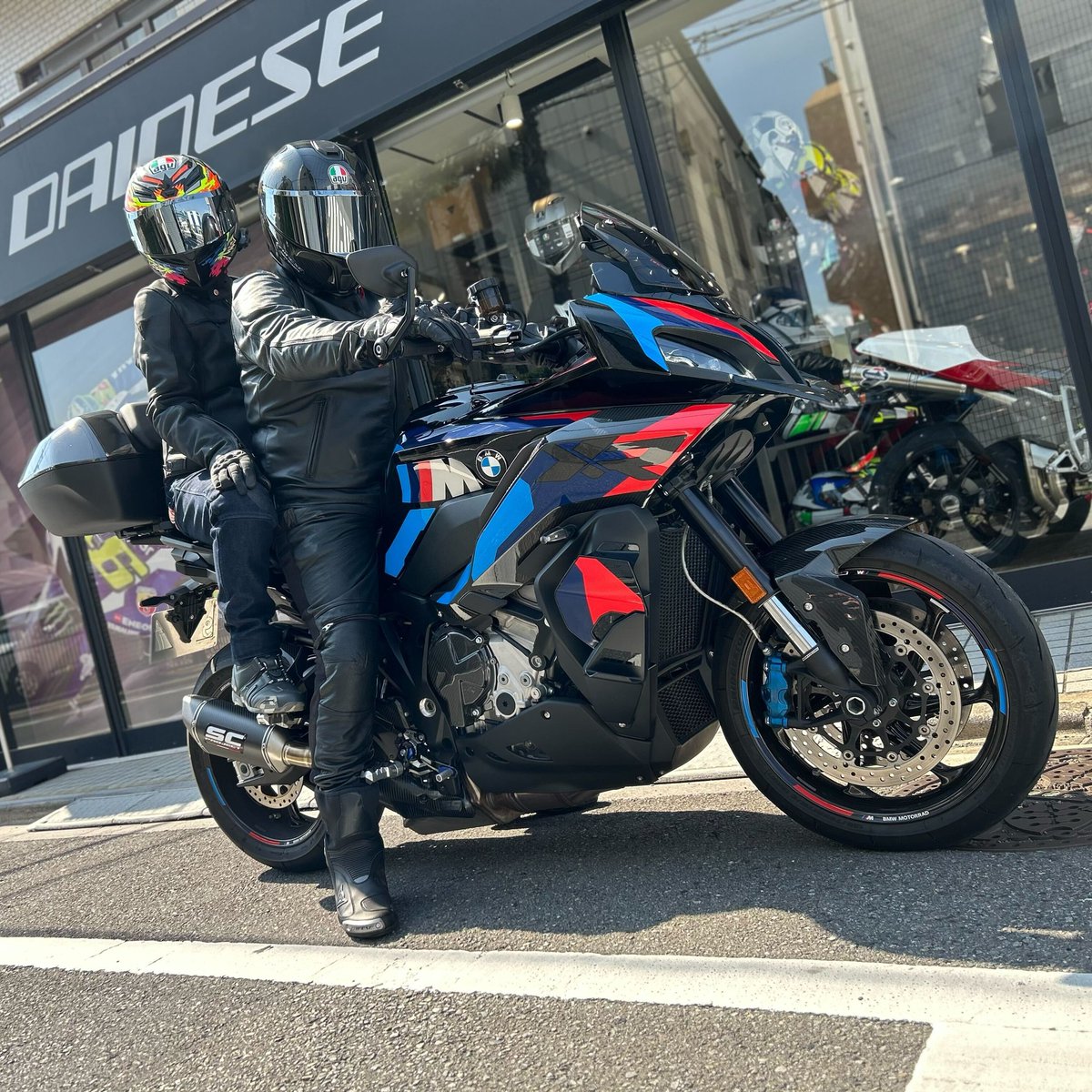 DSetagaya's tweet image. Brilliant #DaineseCrew &amp;amp; #AGVRider !!!

ShiftCamテクノロジーを採用したBMW M1000XRに、フルカーボンシステムヘルメットSPORTMODULARを組み合わせたカジュアルレザーコーディネートがExcellent!!

ご納車されたばかりでのご来店ありがとうございます🎉🎉

#ダイネーゼは2年保証
#M1000XR