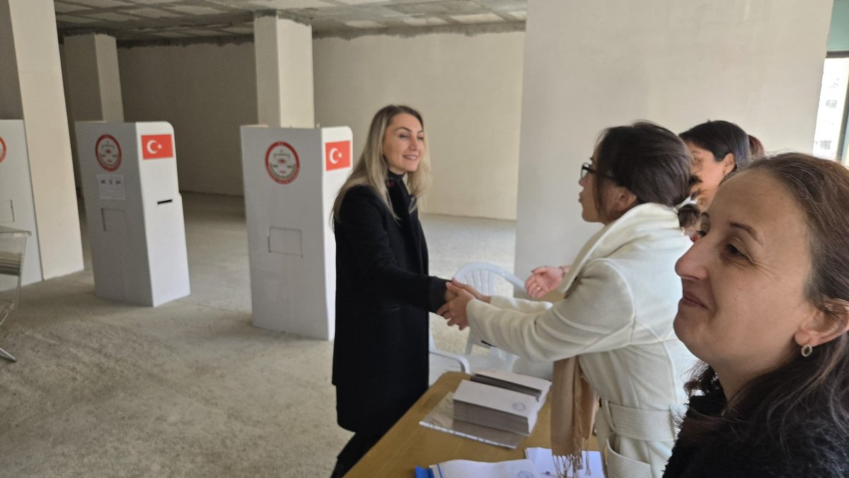 dk_imamoglu's tweet photo. Oyumuzu kullandık. @ekrem_imamoglu’nun kendimi emanet ediyorum dediği milletimizi sandıklara davet ediyorum. Ekrem Başkan’a sahip çıkmak; demokrasi, adalet ve gelecek için oyumuzu kullanıyoruz. Günlerdir yanımızda olan tüm vatandaşlarımıza da gönülden teşekkür ediyorum.
Korkmuyoruz ve asla vazgeçmiyoruz. Dayanışmayla ne kadar güçlü olduğumuzu, umutsuzluğu kabul etmediğimizi bugün oylarımızla bir kez daha gösteriyoruz. Bizim başımız dik, vicdanımız rahat. Güzel günleri hep birlikte göreceğiz.