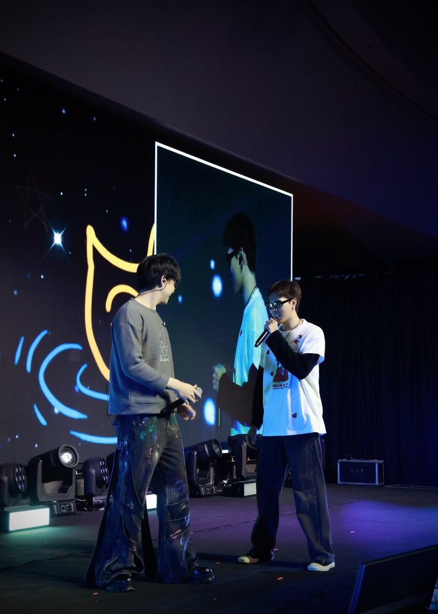 GMMTV's tweet photo. 💥偷偷地來劇透一下
今日一定會好好玩！我哋準備好啦，大家準備好未啊！

💥 มาแอบมาสปอยความสนุก
เตรียมพร้อมสุดๆ วันนี้สนุกแน่นอน เราพร้อมแล้วทุกคนพร้อมไหม!

#SkyNani1stFMinHongKong
#GMMTV https://t.co/jcBvzcGa8l