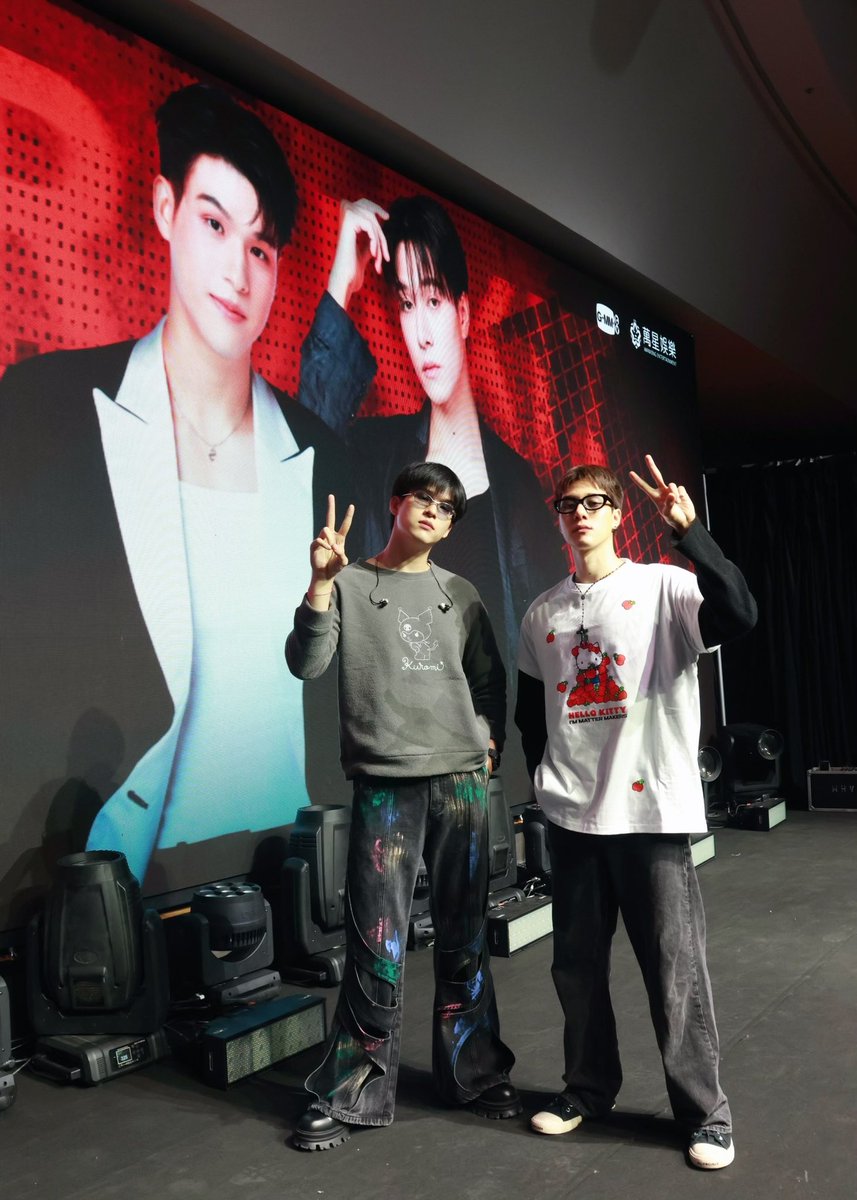 GMMTV's tweet photo. 💥偷偷地來劇透一下
今日一定會好好玩！我哋準備好啦，大家準備好未啊！

💥 มาแอบมาสปอยความสนุก
เตรียมพร้อมสุดๆ วันนี้สนุกแน่นอน เราพร้อมแล้วทุกคนพร้อมไหม!

#SkyNani1stFMinHongKong
#GMMTV https://t.co/jcBvzcGa8l