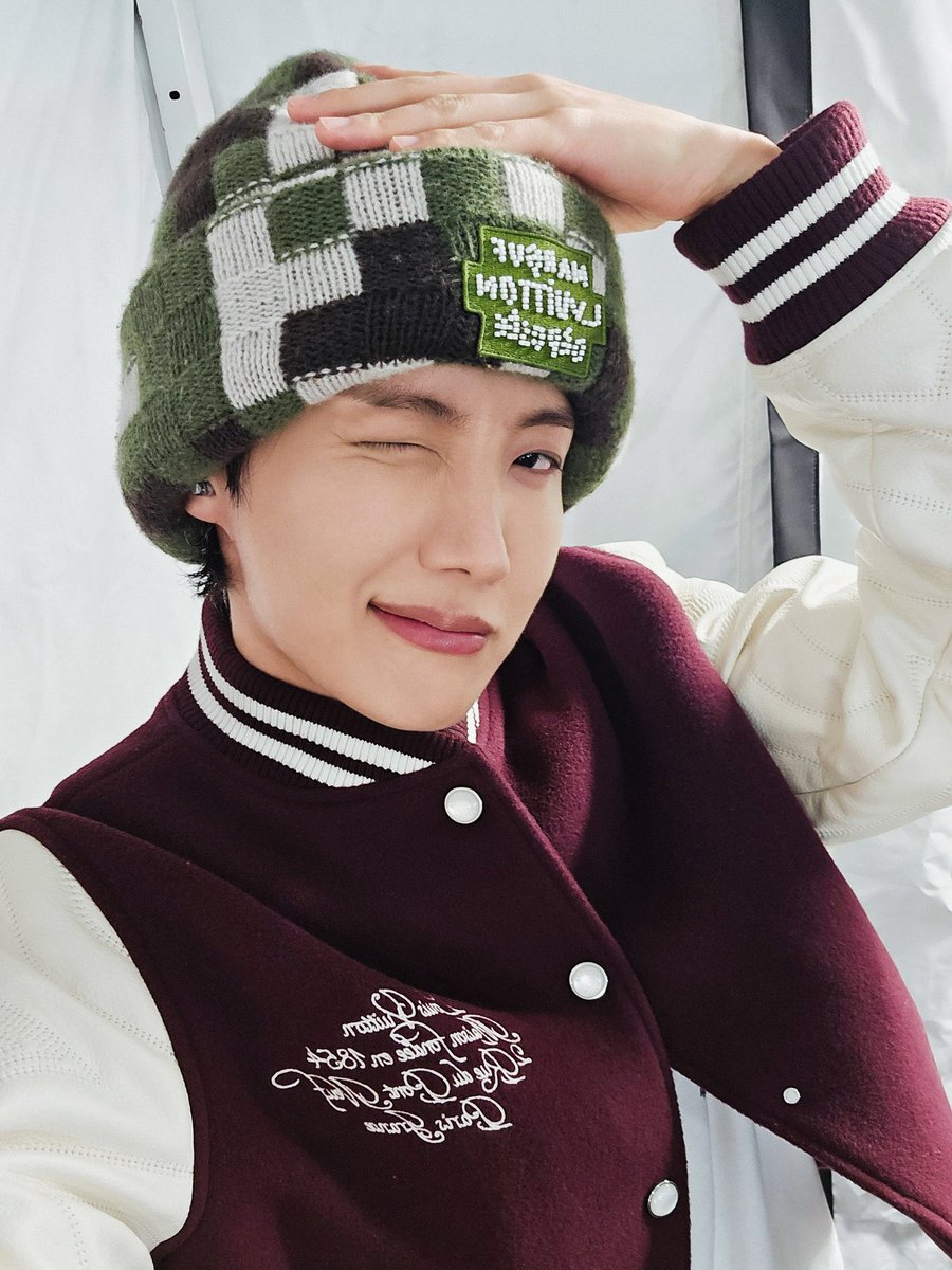 lvsyoonpj's tweet photo. THANK YOU J-HOPE 
WE LOVE YOU J-HOPE 
PROUD OF YOU J-HOPE 
HOPE ON THE STAGE IN MÉXICO 
#HOS_TOUR_MEXICO_D1
#HOPE_ON_THE_STAGE_TOUR_CDMX https://t.co/5xJ9NztS9N