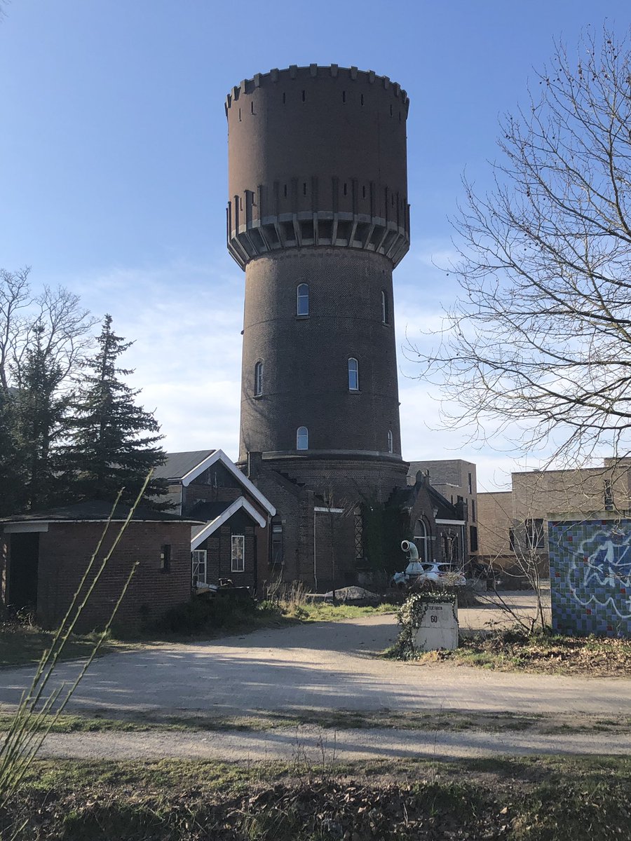 Deel van de wederopbouw-fietsroute door wijken Veldwijk, Tuindorp en Nijverheid) van Hengelo gefietst; met o.a. station, voormalige silogebouw van de bierbrouwerij en de watertoren. #fietsroute #wederopbouwhengelo #erfgoedhengelo #hengelopromotie