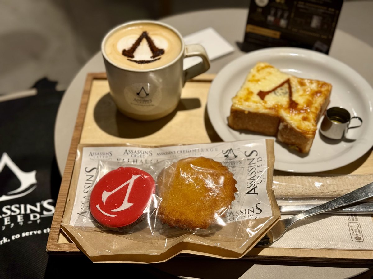 Sato_Schatz's tweet photo. アサクリカフェ来たー❗
原宿駅からすぐのおしゃれカフェで、店内はアサクリの展示が。
小さめ厚切りのチーズトースト美味しい☺️
ドルチェセットは持って帰ろう〜
まだノベルティも貰えましたよ。
#ACLEGACY https://t.co/rbcgIePeIm