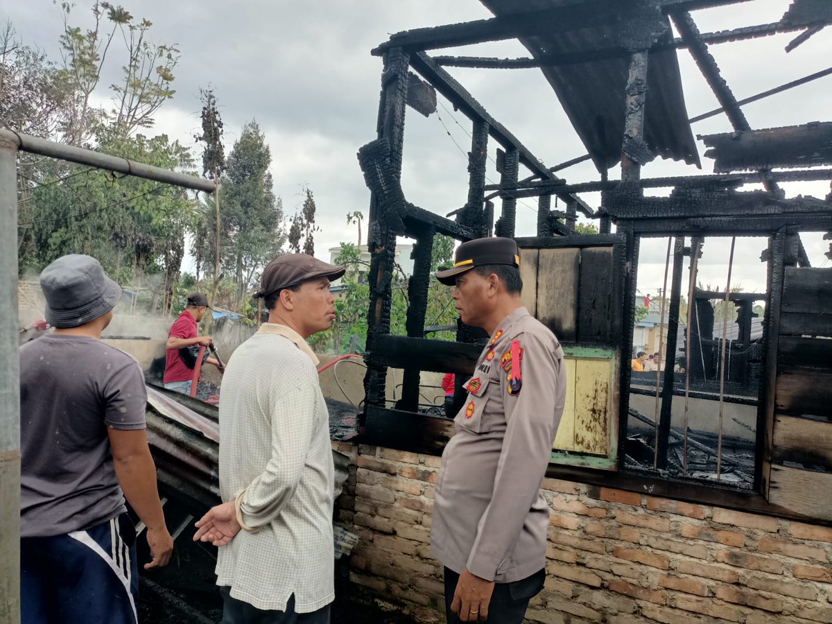 PropamToba's tweet photo. Polres Toba Membantu Memadamkan Kebakaran Satu Rumah Semi Permanen Sekaligus Gereja Pentakosta Tabernakel di Desa Parparean III Porsea https://t.co/wRwJx2nUnx