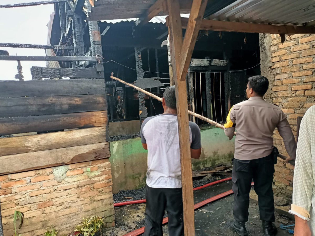PropamToba's tweet photo. Polres Toba Membantu Memadamkan Kebakaran Satu Rumah Semi Permanen Sekaligus Gereja Pentakosta Tabernakel di Desa Parparean III Porsea https://t.co/wRwJx2nUnx