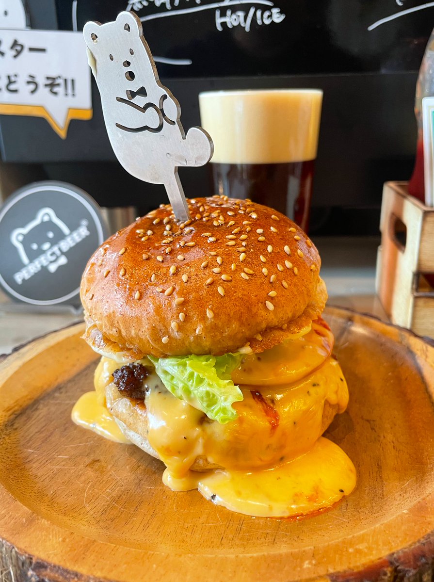 marikina31's tweet image. #PERFECTBEERLABO
モデルさんみたいなイケメンが
注いでくれるビールは極上の特別感😋
#抹茶ミルコ🍺 抹茶をビールの泡で混ぜるクリーミーな味わい
#LABO注ぎ🍺泡のみ注いだ黒ビールが沈んでいく時のプレンドがキレイ
#ビアチーズバーガー🍔 美味し‼️