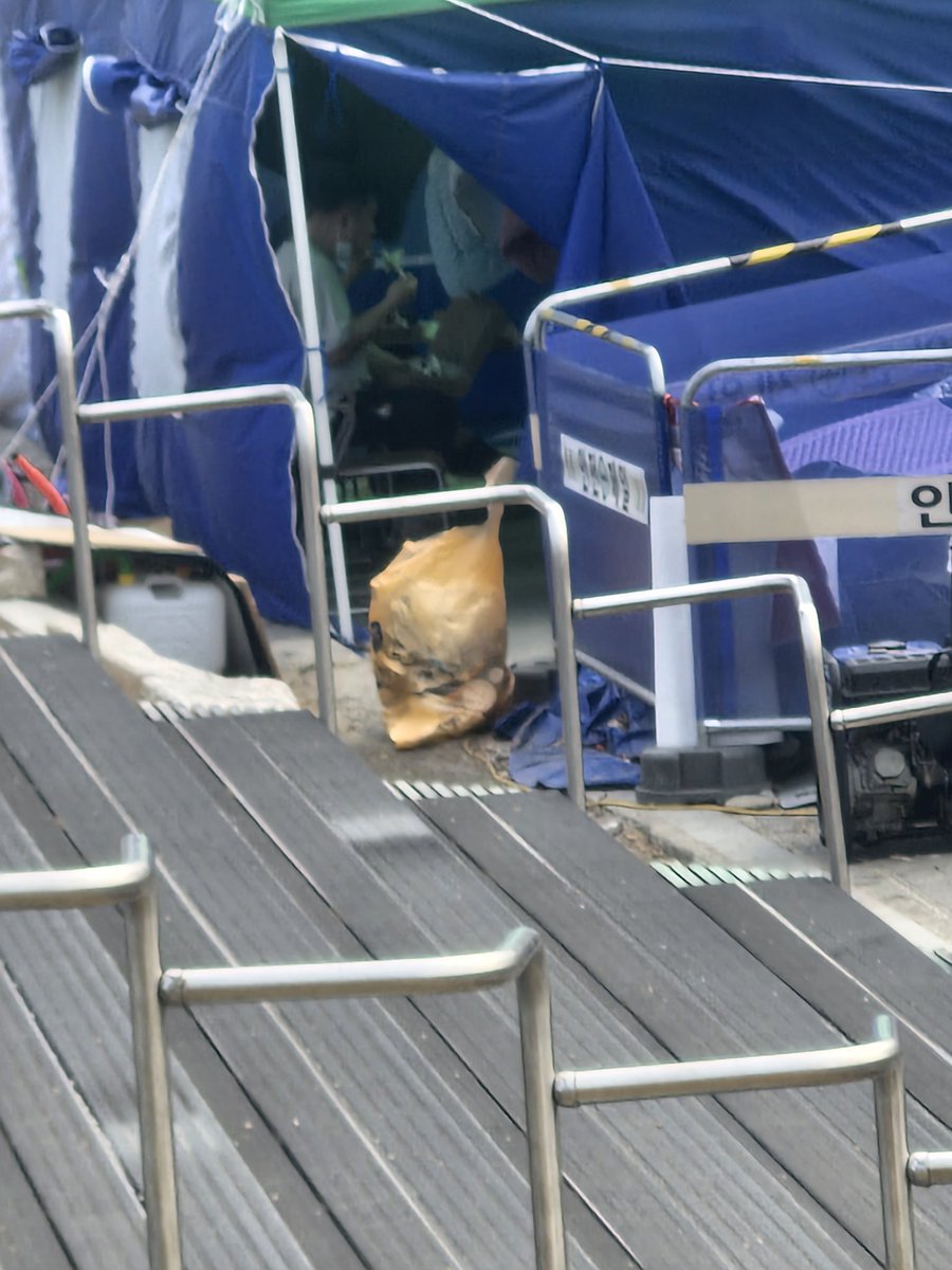 단식천막이라면서 맛나게 묵는중.ㅋㅋ