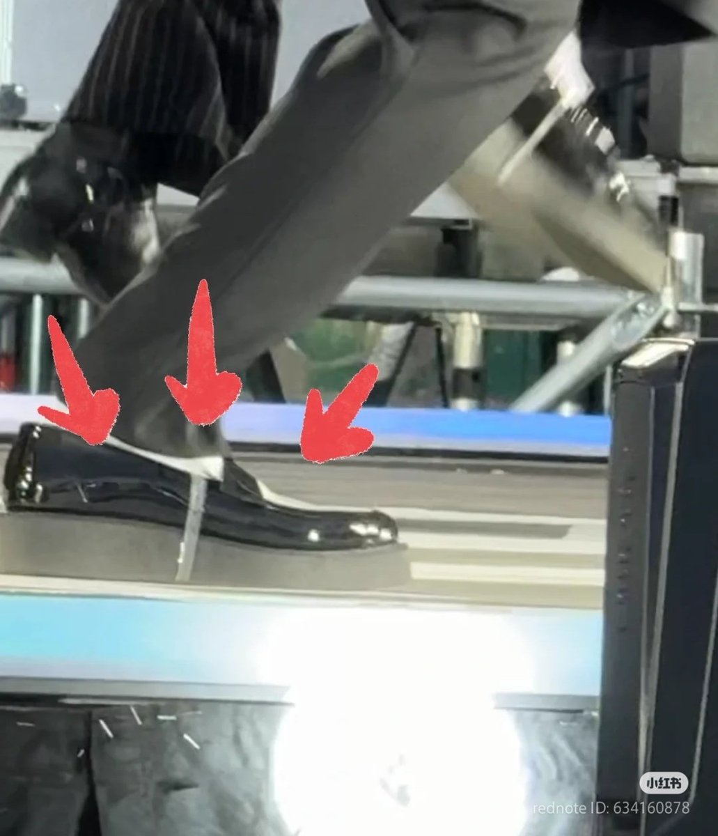 Junhuibbygirl's tweet photo. I thought pledis styling was bad, But I didn't realised it was THIS bad that Jun's shoes are so big that they had to be taped together to keep em on 🙄🙄
@pledisnews @pledis17_STAFF WTF? https://t.co/bMdpA9fg2U