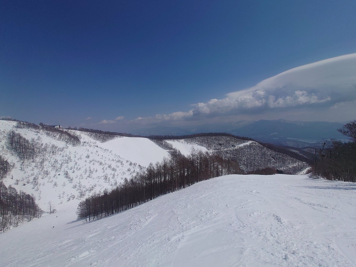 farm1028's tweet photo. オグナほたかスキー場

思ってたより雪が緩くて風も強くてあれっと思ったけど、そこそこ楽しく滑れました。ユルユルになりすぎてたから早めにあがり

駐車場までの下山コースに野生の動物が血まみれで死んでてビックリした https://t.co/yG41ZrcOD3