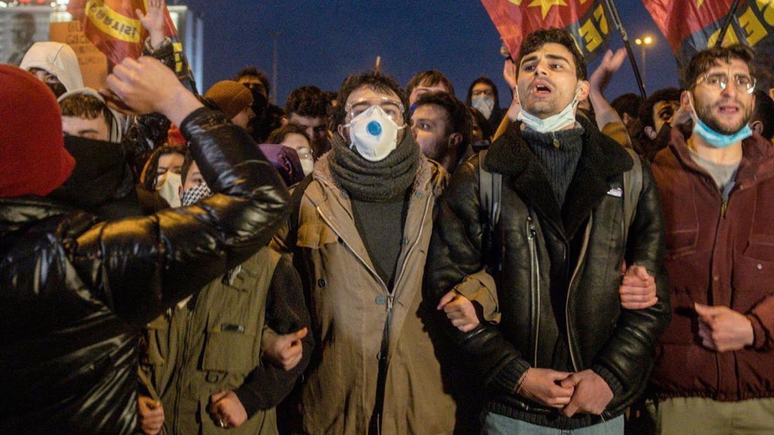 KirmiziGazete's tweet photo. Gezi’den yıllar sonra, uzun yıllara yayılan bir moral bozukluğu ve umutsuzluğun ardından, yüzbinler bütün öfke ve cesaretleriyle yine sokaktalar. Bu durum, hareketin İmamoğlu���na sahip çıkmanın ötesinde çok daha güçlü toplumsal dinamiklere sahip olduğunu göstermektedir. Protestolarda,  uzun süren bir hareketsizliğin ardından kitlesel olarak harekete geçen üniversite gençliği başı çekmektedir.  Ülkenin en tutucu ve iktidar yanlısı olarak bilinen şehirleri bile birer eylem alanı haline gelmiştir. Ortada elbette bu tür kitle seferberliklerinin belirli bir başarıya ulaşabilmesi için gerekli bir siyasi önderlik sorunu vardır, ancak unutulmaması gereken bütün devrimci değişimlerin “hammaddesinin” büyük halk kitlelerinin eylemi olduğudur. Bu gelişmelerin artan bir ivmeyle devamının doğrudan sınıf mücadelesi alanını da etkilemesi kaçınılmazdır.  
Devamı için:
https://t.co/X1emAQr5MQ