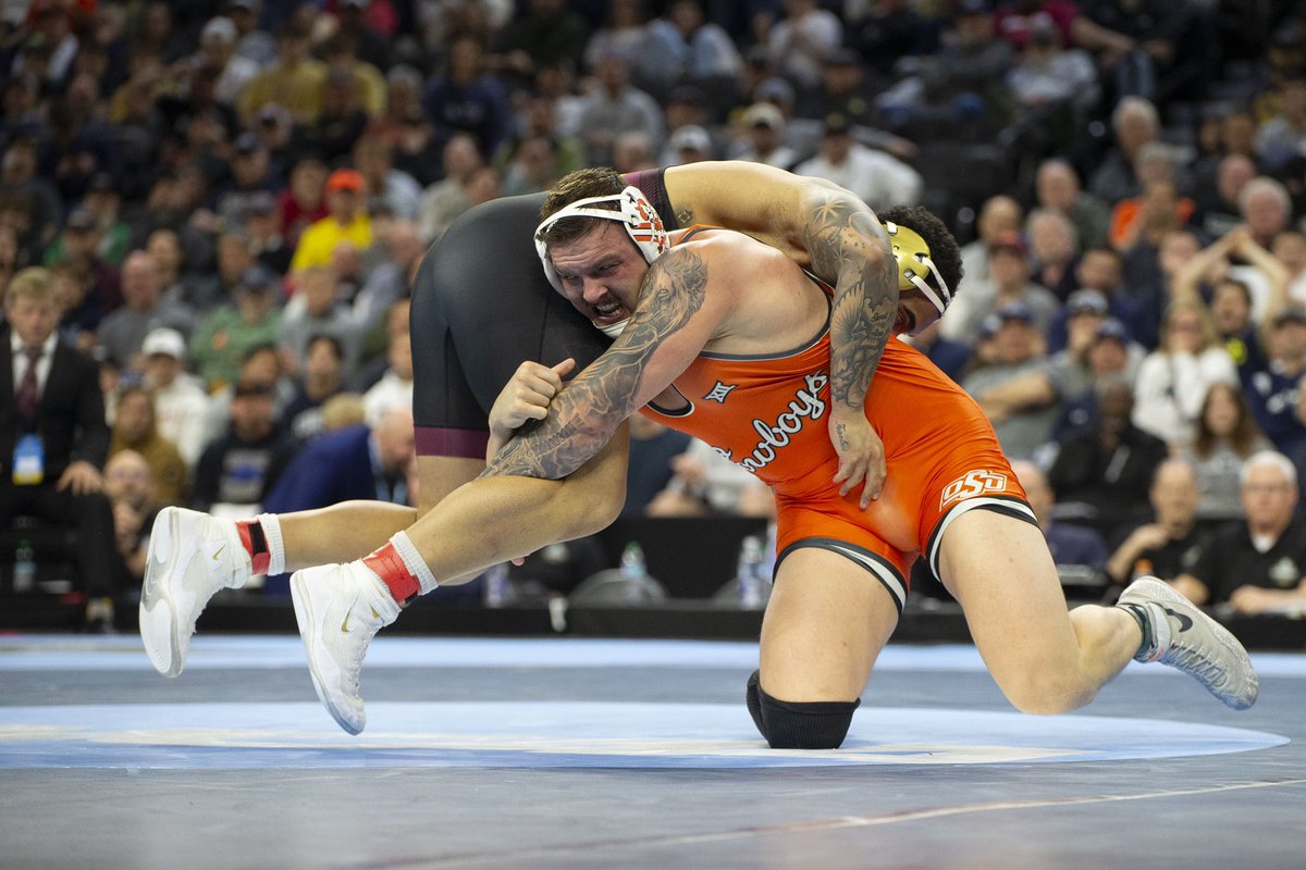 DMHuyer's tweet photo. Oklahoma State’s Wyatt Hendrickson upsets Olympic Gold medalist and  Minnesota Wrestler Gable Steveson at the 2025 NCAA Wrestling Championships in Philadelphia. For: @ZUMApress https://t.co/FolsbKLF8i