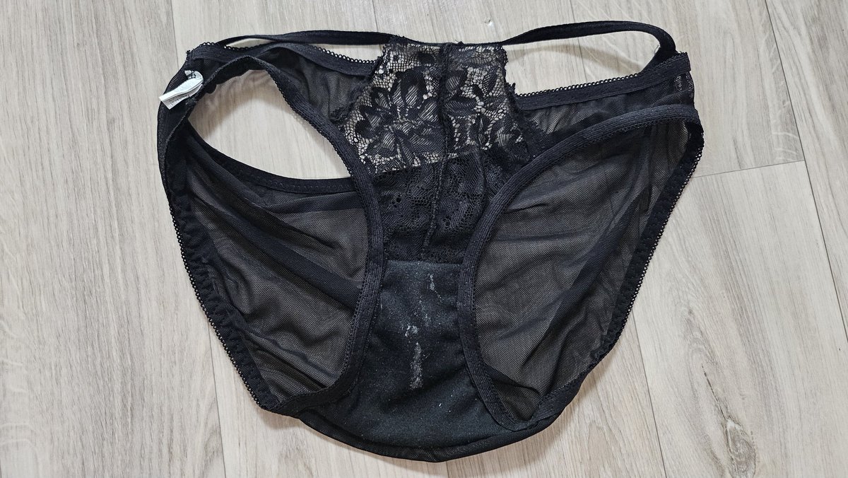 올만에 와잎 시큼한 빤쓰♡
오늘밤 조져줘야겠군!!