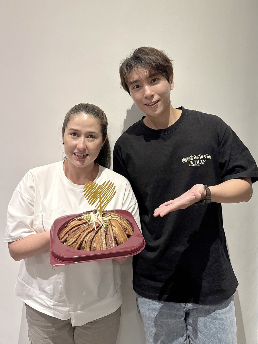 LawrenceHiew22's tweet photo. 联手 #金葉餐廰 #GoldleafRestaurant 特制 #扣肉蛋糕🎂
送给几位平常都很照顾我的美女们🫶🏻

欢迎向金叶订购🎉🎉 https://t.co/2Qq59V2zGC