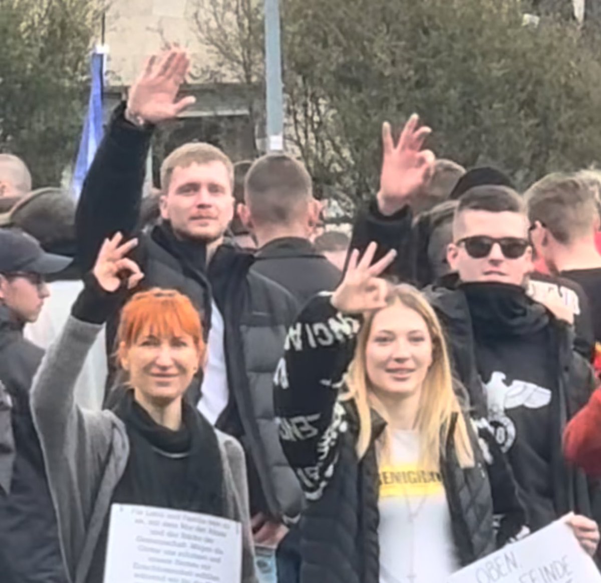 Hitlergruß mitten in Stuttgart und die Polizei schaut angestrengt weg. Liebe Polizei, könnt Ihr mir und den Stuttgarter*innen erklären warum ihr eine Demo nicht auflöst, wenn verfassungsfeindliche Symbole wie der faschistische Hitlergruß und das rassistische White Pride Zeichen